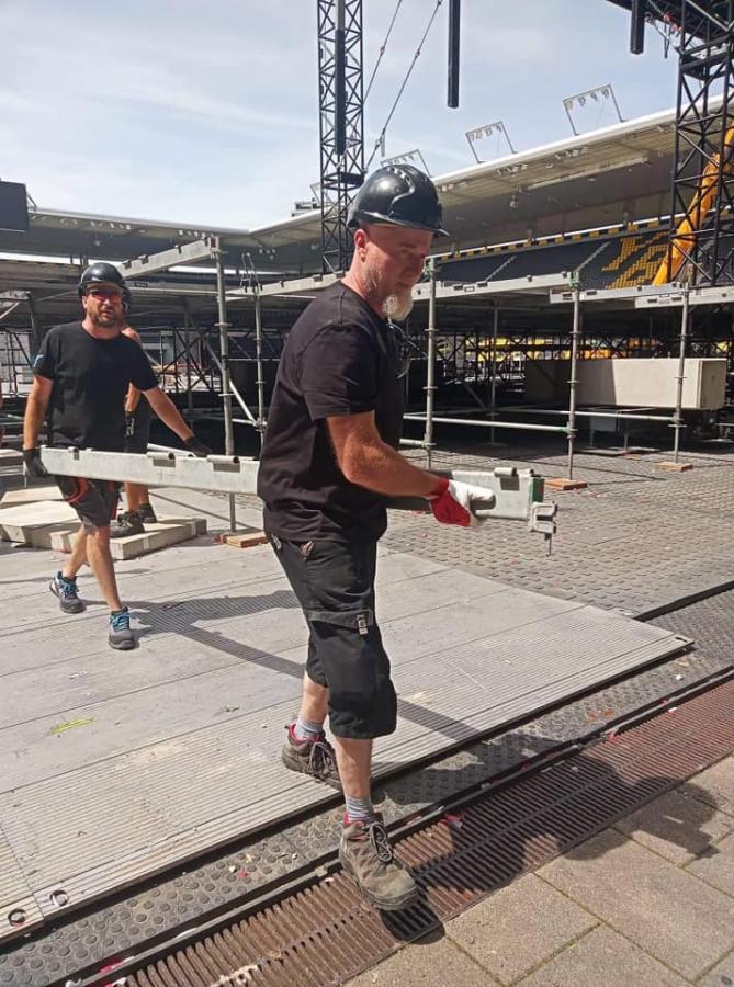 Viele unserer Stagehands sind muskulös und bärtig und multikulturell.